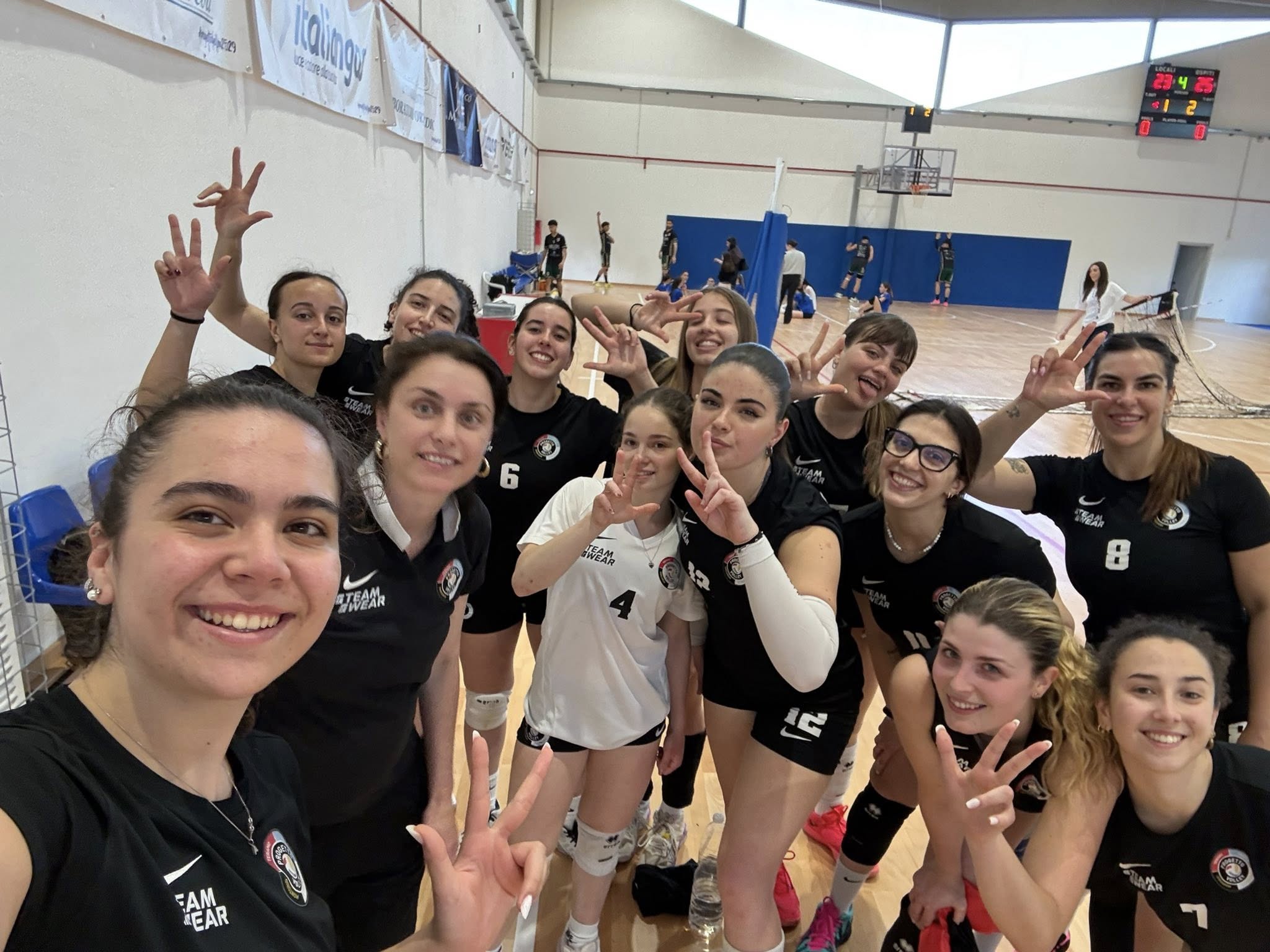 Atlete Progetto Volley riunite dopo una partita