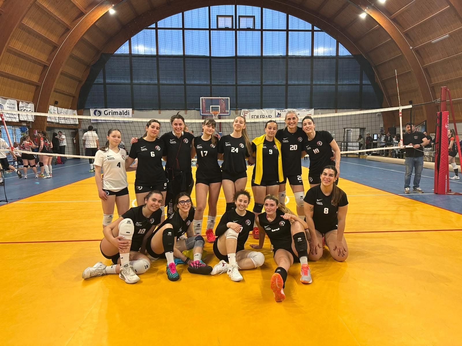 Squadra femminile del Progetto Volley in palestra